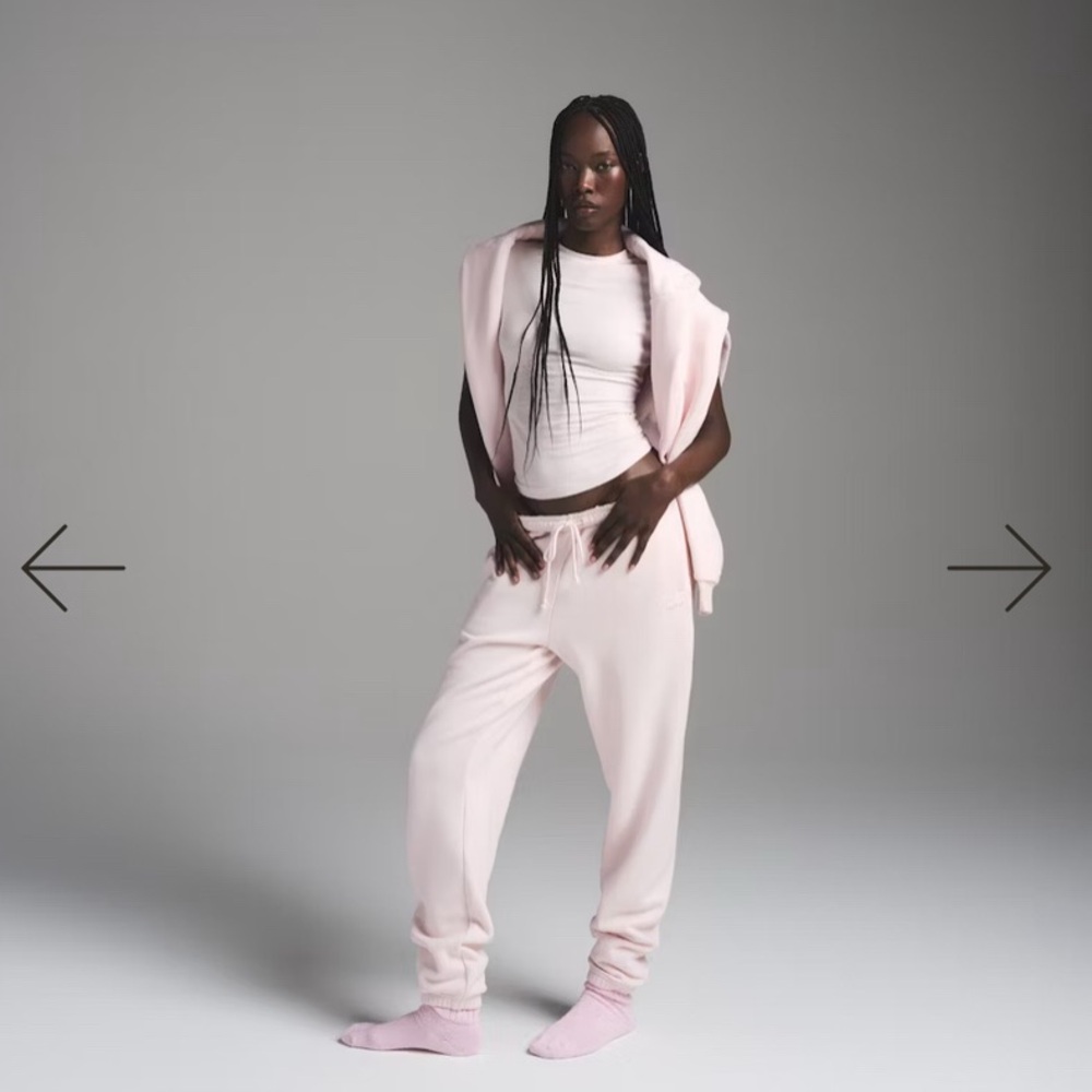 ๐NEW๐Skims Pink Joggers - Picture 3 of 9